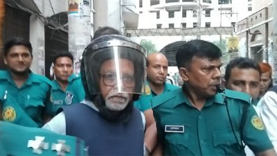 আদালত প্রাঙ্গণে পুলিশ প্রহরায় সাবেক সিইসি কেএম নূরুল হুদা