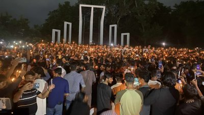 জাতীয় সংগীত শেষে জুলাইযোদ্ধাদের স্মরণে ২ মিনিট মোমবাতি জ্বালিয়ে রাখা হয়