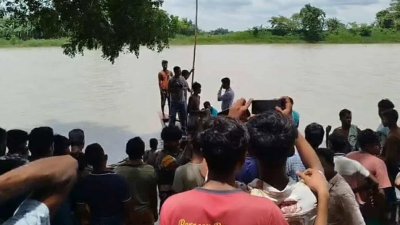 নিখোঁজদের সন্ধানে উদ্ধার তৎপরতা চালাচ্ছে ডুবুরি দল