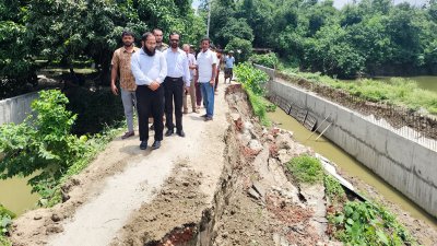 নির্মাণকাজ চলার মধ্যেই ভারী বর্ষণে একটি সড়কের একাংশ ধসে পড়েছে