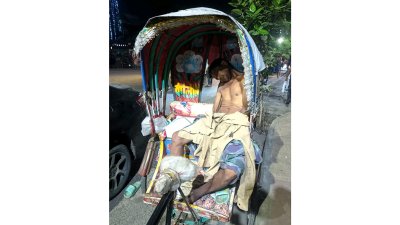 প্রথমে পথচারীরা রিকশাচালককে ঘুমন্ত ভেবে পাশ কাটিয়ে যান