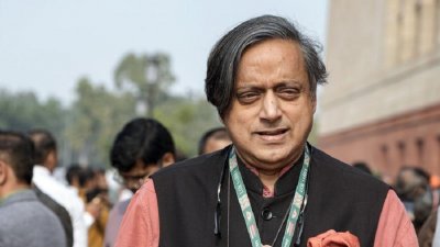 দিল্লিতে পার্লামেন্টের সামনে সংসদীয় কমিটির প্রধান শশী থারুর
