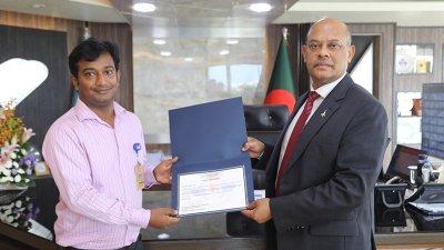 জাহিদুলের হাতে সম্মাননা তুলে দিচ্ছেন বেবিচক চেয়ারম্যান