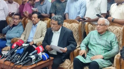 সাংবাদিকদের ব্রিফ করছেন জাতীয় ঐক্যমত্য কমিশনের সহ-সভাপতি অধ্যাপক আলী রীয়াজ