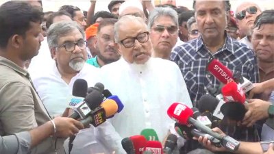 সাংবাদিকদের সঙ্গে কথা বলছেন নজরুল ইসলাম খান