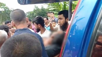 মরদেহের কাছে স্থানীয়দের ভিড়