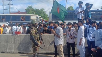 অবরোধকারীদের সঙ্গে কথা বলছে সেনাবাহিনী