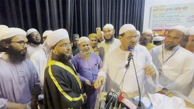 সভা মঞ্চে নেতার বিয়ে পড়ালেন চরমোনাই পীর