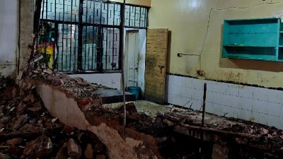 ধসে পড়া ক্যান্টিনের দেয়াল