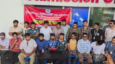 ইইউবি’র গাবতলীর স্থায়ী ক্যাম্পাসে বর্তমান এবং সাবেক ছাত্রদের উদ্যোগে সংবাদ সম্মেলন অনুষ্ঠিত হয়