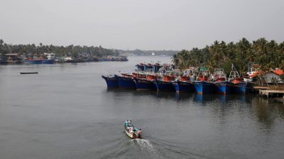কেরালার পেরিয়ার নদীর উপকণ্ঠে সারিবদ্ধ জেলেদের নৌকা। ছবি: রয়টার্স।