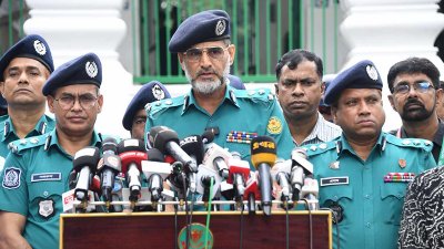 কথা বলছেন ডিএমপির অতিরিক্ত পুলিশ কমিশনার (ক্রাইম অ্যান্ড অপারেশনস) এস এন মো. নজরুল ইসলাম