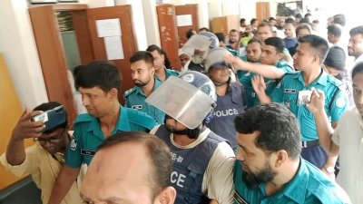 পুলিশের হেফাজতে গ্রেফতার ব্যক্তিরা