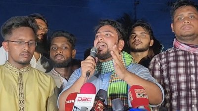 লালমনিরহাটে পথসভায় বক্তব্য দেন নাহিদ ইসলাম