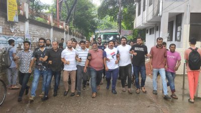 পরে শতাধিক নেতাকর্মী মিলে মিছিল বের করেন