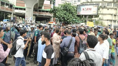 শাহবাগে আন্দোলনকারীরা