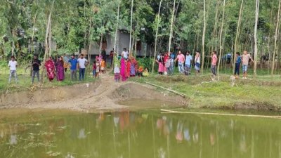 সকালে ঘুম থেকে উঠে খেলা করতে গিয়ে পুকুরের পানিতে নামলে ডুবে দুজনের মৃত্যু হয়