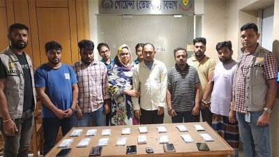পুলিশের হেফাজতে গ্রেফতার ব্যক্তিরা