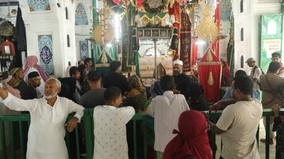 হোসেনি দালানে ইমামবাড়ায় শিয়া মুসলিদের প্রার্থনা, ছবি: নাসিরুল ইসলাম