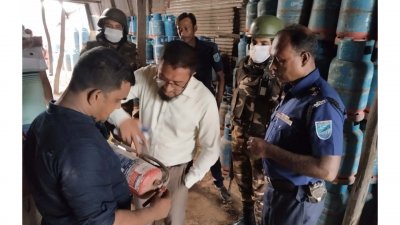 ওই ব্যবসায়ীকে দুই লাখ টাকা জরিমানা করেন ভ্রাম্যমাণ আদালত