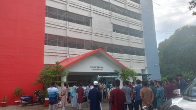প্রসাশনিক ভবনের সামনে শিক্ষার্থীরা