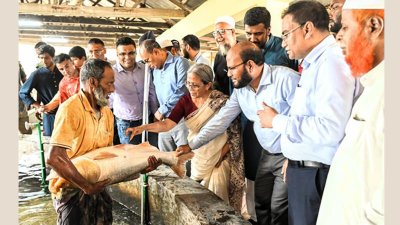 মতবিনিময় অনুষ্ঠানে মৎস্য ও প্রাণিসম্পদ উপদেষ্টা ফরিদা আখতার