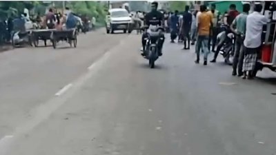 যশোর-সাতক্ষীরা সড়কে এ দুর্ঘটনা ঘটে