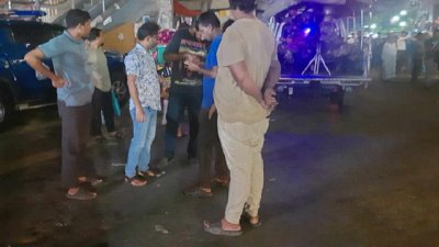 ঘটনাস্থল পুলিশ ও সেনাবাহিনীর সদস্যরা পরিদর্শন করেন