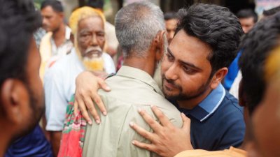 স্থানীয়দের সঙ্গে কুশল বিনিময় করেন নাহিদ ইসলাম ও অন্যরা