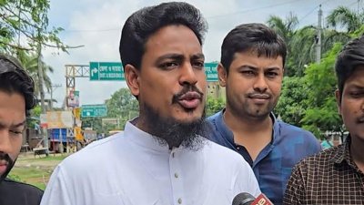 সাংবাদিকদের সঙ্গে আলাপকালে আখতার হোসেন
