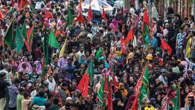 তুমুল বৃষ্টি উপক্ষো করে শোক মিছিলে যোগ দেন অনুরাগীরা