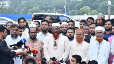 সাংবাদিকদের সঙ্গে কথা বলছেন জামায়াতের সেক্রেটারি মিয়া গোলাম পরওয়ার