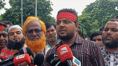 সাংবাদিকদের সঙ্গে কথা বলছেন আন্দোলনকারী বিডিআর সদস্যরা