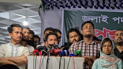 বক্তৃতা করছেন জাতীয় নাগরিক পার্টির (এনসিপি) আহ্বায়ক নাহিদ ইসলাম