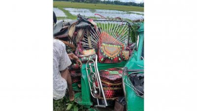 দুর্ঘটনাকবলিত সিএনজিচালিত অটোরিকশা