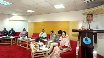 কথা বলছেন অধ্যাপক ড. মোহাম্মদ আনোয়ার হোসেন