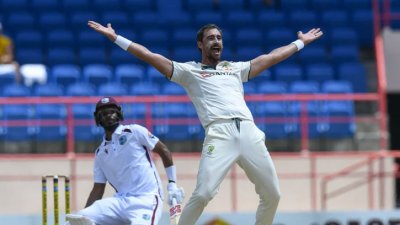 চেজকে এলবিডব্লিউর ফাঁদে ফেলেন স্টার্ক