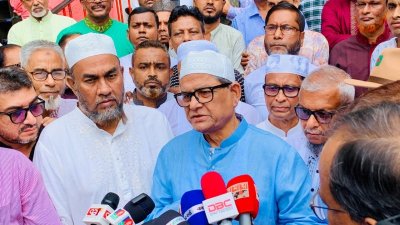 সিলেটে শাহজালালের (র.) মাজার জিয়ারত শেষে সাংবাদিকদের সঙ্গে কথা বলেন মির্জা ফখরুল