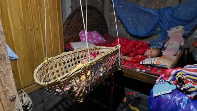 নিজ বাড়িতে শয্যাশায়ী ঋতুপর্ণার মা