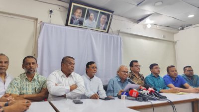 সংবাদ সম্মেলনে কথা বলছেন রুহুল কবির রিজভী