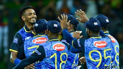 চামিরা দুর্দান্ত বোলিং করেন