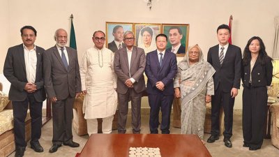বিএনপির কার্যালয়ে নেতাদের সঙ্গে চীনের রাষ্ট্রদূত