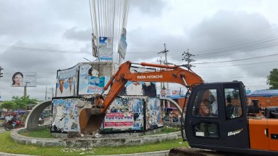 ভেঙে ফেলা হচ্ছে জামালপুরের ‘বিজয় চত্বর’