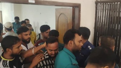 আদালত প্রাঙ্গণে আসামিরা