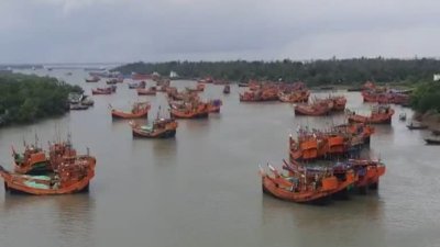 তীরে ভিড়েছে মাছ ধরার ট্রলার