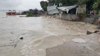 ভেঙে ঘরবাড়ি পড়ছে নদীতে