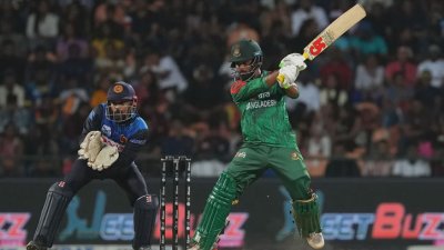 হৃদয় করেন ৫১ রান