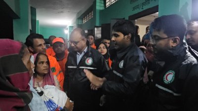 আশ্রয়কেন্দ্রে গিয়ে মানুষের খোঁজ নিলেন জেলা প্রশাসক