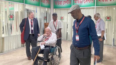 নির্বাচন ভবনে বিদেশি প্রতিনিধিদলের সদস্যরা