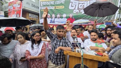 বুধবার চুয়াডাঙ্গায় জুলাই পথযাত্রার পথসভায় বক্তব্য দেন জাতীয় নাগরিক পার্টির (এনসিপি) আহ্বায়ক নাহিদ ইসলাম ও অন্য নেতারা
